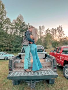 Cute Farm Couple Pictures, Bf Gf Truck Pictures, Cassidy Correll, Country Dates Pictures, Country Relationship Aesthetic, Blue Collar Couple Photos, Country Pictures Couples, Future Country Family Goals, Cute Couple Pics Western