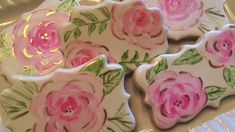 three pink roses are sitting on a plate