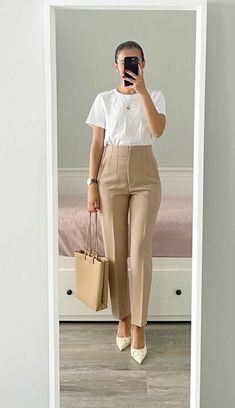 Trousers Women Outfit, Casual Work Outfits Women, Business Professional Outfits, Lawyer Outfit, Business Outfits Women, Stylish Work Attire, Elegante Casual