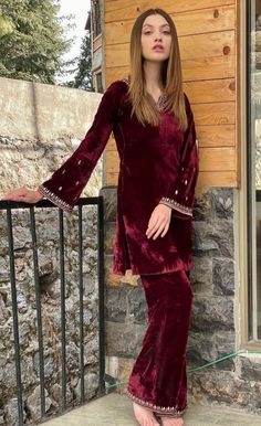 Velvet Clothes Design, Winter Shadi Outfit, Valvet Dress Design, Fancy Velvet Dress, Velvate Dress Design Gown, Simple Velvet Dress Designs Pakistani, Velvet Pakistani Dress Simple, Velvet Outfits For Women Indian