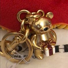 Gift That Keeps On Giving This Authentic Coach Bear Holding A Gift Keychain New With Tags From Our Nonsmoking Fast Shipper Closet @Stclair_b. Color Gold. Don’t Miss Out! Moschino Bear, Disney Box, Coach Keychain, Bear Keychain, Mini Planner, Mens Keychains, Cooler Tote, Coach Poppy, Pink Balloons