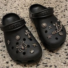 Crocs Black Jibbitz, Crocs Jibbitz Ideas For Men, Black Crocs With Jibbitz, Crocs Decorations, Jibbitz Crocs Ideas, Crocs Outfit Men, Jibbitz Ideas, Croc Pins, Charms Crocs