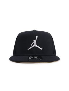 Elevate your style with the Jordan Jumpman Pro Adjustable Cap. This structured, flat-bill hat features a built-in sweatband for comfort and an adjustable snapback closure for a personalized fit. Crafted from 100% polyester, it's durable and ready for any day. Sporty Flat Bill Hats For Baseball Season, Urban Snapback Hat For Baseball Season, Breathable Flat Bill Hat For Streetwear, Streetwear Breathable Baseball Cap With Flat Bill, Urban Style Adjustable Baseball Cap For Sports, Urban Snapback Baseball Cap, Adjustable Flat Cap For Sports Events, Sporty Streetwear Snapback Hat, Functional Breathable Snapback Baseball Cap