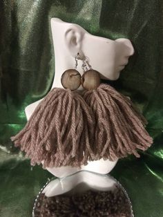 Tan Thunderstorms Statement Tassel Yarn Earrings. Very Light weight and fashionable. Great with any Outfit or Occassion. Diy Tassel Earrings, Diy Fabric Jewellery, Long Tassel Earrings, African Earrings, Fabric Earrings, Tassel Drop Earrings, Diy Tassel, Tassel Jewelry, Jewelry Techniques