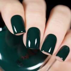 Dark Green Nail Color, Dark Hunter Green Nails, Hunter Green Manicure, Gel Nails Forest Green, Bottle Green Nails, Hunter Green Dip Nails, Green Color Nails, Dark Forest Green Nails, Forest Green Manicure