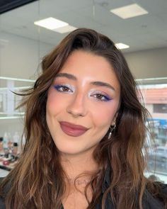 Maquilladora🦋 on Instagram: "Blue is the new black!!?? 💙🩵 Sin dudas el azul es EL color, y en los últimos años ha cobrado cada vez más relevancia.  Cómo pop de contraste para ojos marrones, o por amor al color; diferentes tonos de azul andan dando vueltas desde siempre… Atemporal, es un color súper sentador, en el que sin dudas todxs podemos encontrar algún comodín 🥰 Desde sombras satinadas, delineadores, máscaras y hasta labiales- el azul es un color para probar sin miedo⚡️ Hace unos meses se puso en tendencia nuevamente las máscaras de colores, y el azul por su oscuridad y por la manera en que vibra, está en mis favoritos infiscutidos para enmarcar la mirada! 💯 Miren como un detalle tan simple pero a la vez tan potente como cambiar el color de la máscara de pestañas, puede robarse t Makeup Looks With Pop Of Color, Blue Eye Makeup Easy, Eye Makeup Pop Of Color, Makeup With Blue Outfit, Pop Of Color Makeup Looks, Pop Of Color Eye Makeup, Blue Mascara Looks, Blue Mascara Makeup, Colored Mascara