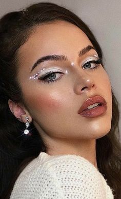 Crystal Make Up Look, Make Up Ideas Euphoria, Pearl Makeup Looks Euphoria, Make Up Inspo Euphoria, Euphoria Makeup Inspiration, Make Up Con Strass, Make Up With Strass Glitter, Make Up Strass Glitter, Make Up With Rhinestones