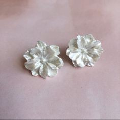 New Statement White Flower Earrings Check Out My Other Listings For More! Bundle To Save! White Flower Earrings, White Flower Earring, Fashion Things, Earrings Color, White Flower, Beautiful Fashion, Flower Earrings, Declutter, White Flowers