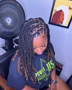 always a slay with this one 🥰 chunky twist x flat twist on the side🫶🏼 • LIKE | SHARE | TAG ! #locs #locstyles #instantlocs… | Instagram Twist On Locs, Retwist Styles, Faux Locs Blonde, Locs Blonde, Women Locs, Lock Styles, Dread Styles, Flat Twists, Dread Head