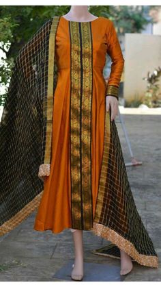 Chudidhar From Old Silk Saree, Saree Remake Dresses, Silk Saree Kurta Design, Flared Salwar Designs, Saree Salwar Dress Design, Mangalagiri Kurta Designs, Paithani Kurti Design, Saree Kurta Design, Saree Converted To Dress Ideas