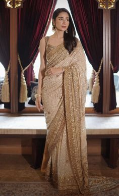 Kardashian Looks, Humor Comics, Mukaish Work, Reception Saree, A League Of Their Own, League Of Their Own, Simple Saree Designs, Sari Design, Indian Bride Outfits