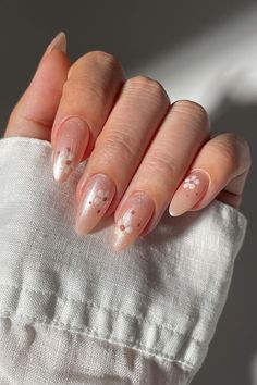 Transform your nails with these easy and fun nail art ideas! Perfect for any occasion, from everyday wear to special events Simple Almond Nails, Nails In Pink, Almond Nail Ideas, Art For Beginners, Nail Art For Beginners, Almond Nail, Minimalist Nails