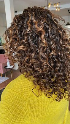 Curly Balayage Hair Dark Brown, Curly Hilights Natural Hair, Mixed Hair Highlights, Highlits On Curly Hair, Curly Hair Highlights And Lowlights Red, Caramel Highlights On Dark Hair Curly, Copper Highlights On Brown Hair Curly, Brown Hair Perm, Caramel Highlights Curly Hair