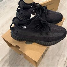 Yeezy Boost 350 V2 Onyx Yeezy Women Shoes, Yeezy Onyx 350, Yeezy Tennis Shoes, Yeezy Boost Outfit, Yeezy Boost 350 Outfit