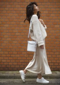 23 Outfit, Vinter Mode Outfits, Midi Skirt Fall, Minimal Chic Style, Minimalist Moda, Slip Skirts, Slip Skirt