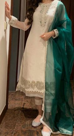 Womens Pakistani Dress, Nikkah Dress, Simple Kurta Designs, Pakistani Dresses Casual, Pakistani Fancy Dresses, Pakistani Fashion Party Wear, Beautiful Pakistani Dresses, Salwar Kamiz, Kurti Designs Party Wear