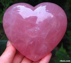 Corazón cuarzo rosa Heart In Nature, Rose Quartz Heart, Tickled Pink, Happy Heart, Everything Pink, Heart Art, Pink Quartz