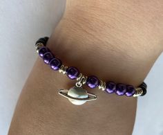 Black and purple pearlescent beads with a Saturn pendant. Purple Pearl Bracelet As Gift, Adjustable Purple Pearl Bracelet Gift, Adjustable Purple Pearl Bracelet As Gift, Adjustable Nickel-free Purple Charm Bracelet, Saturn Bracelet, Saturn Jewelry, Ohm Jewelry, Planet Bracelet, Pulseras Aesthetic