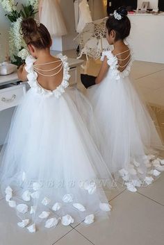 Dresses With Pearls, Baby Lace Dress, Princess Flower Girl Dresses, Pearl Lace, Robes Vintage, Princess Flower, Tulle Flower Girl, White Flower Girl Dresses