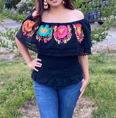 hermosa blusa con Bordado a máquina, con elástico en la cintura y hombros, colores brillantes, hilos de seda,  blusa mexicana perfecta para fiesta mexicana, ideal para usar con jeans y falda , Multicolor Folk Tops For Cinco De Mayo, Multicolor Tops For Cinco De Mayo Festival, Folk Style Multicolor Tops For Cinco De Mayo, Multicolor Top For Cinco De Mayo Festival, Fiesta Tops With Floral Embroidery, Multicolor Embroidery Tops For Fiesta, Folk Multicolor Embroidered Tops For Cinco De Mayo, Multicolor Tops For Cinco De Mayo Fiesta, Multicolor Embroidered Top For Fiesta