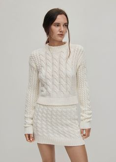 Jersey de punto blanco elaborado con una mezcla de lana
Un básico del armario de invierno, el jersey Blossom de punto trenzado ofrece tanto calidez como estilo. Tejido en una silueta corta y con un cuello redondo clásico, será un imprescindible a la hora de superponer prendas esta temporada. Combínalo con la falda Blake para lucir un total look de punto. White Knit Sweater, Cable Sweater, Total Look, Tonga, Caicos Islands, Pitcairn Islands, Seychelles, White Sweaters, Turks And Caicos Islands