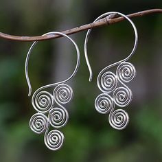 Resembling stylized clouds elegant spiral patterns are crafted by hand from sterling silver. Balinese artisan Diah Arini designs these magnificent drop earrings. Unique Sterling Silver Swirl Earrings, Stylized Clouds, Wrapping Crystals, Handmade Bead Jewellery, Wire Jewelry Patterns, Wire Jewellery, Metal Drop, Wire Jewelry Designs, Diy Wire Jewelry