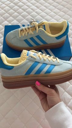 Adidas samba plataforma azul e amarelo Adidas Samba Gazelle, Gazzels Shoes, Cute Shoe Ideas, Gazzele Adidas, Gazelle Adidas Shoes, Outfits With Adidas Gazelle Bold, Platform Adidas Gazelle, Gazelles Adidas, Shoes With Outfits