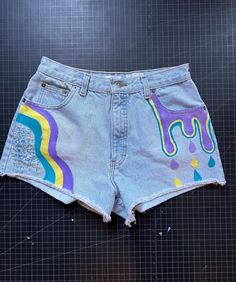 Women's size 27 mid waisted denim shorts. Thrifted locally in Brooklyn then hand painted and embroidered with bright psychedelic imagery. Safe to machine wash and dry. Painted Denim Shorts, Shorts Painted, Short En Jean, Jeans Shorts, Fourth Of July