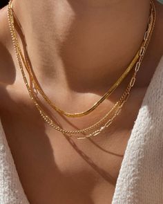 It doesn’t get more classic than this - our Charlie paperclip chain necklace is your next favorite accessory. 14K gold-filled 18” chain - you already know you’ll wear it all the time. 18" in length 14k gold-filled Nickel and lead-free AS SEEN ON YOU #MODANDJO Paperclip Chain Necklace, Herringbone Design, Herringbone Chain, Gold Vermeil Jewelry, Herringbone Necklace, Trending Necklaces, Simple Blouse, Elegant Bracelet, Vermeil Jewelry