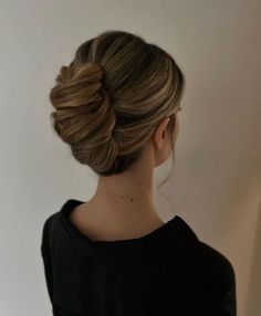 French Twist Updo Bridal, Vintage French Hairstyles, Classic French Twist Updo, French Twist Bridesmaid Hair, Curtain Bang Updo Wedding, Bridal French Twist, Coque Banana, Actress Life, French Bun