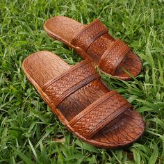 I have some and I absolutely adore them. They are so comfy and match with anything I want to wear. Hawaiian Sandals, Pali Hawaii Sandals, Jesus Sandals, Classic Brown, Shoe Closet, Crazy Shoes, Shoe Obsession, Looks Style, Shoe Game