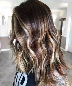 Tri Color Hair Highlights, Balayage Curly Hair Natural Curls, Dark Brown Blonde Ombre, Tri Color Hair, Balayage Curls, Boliage Hair, Subtle Hair Color, Brown Blonde Ombre, Ombre Curly Hair