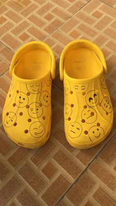 Adding a pinch of emotions to a pair of yellow crocs with these hand painted smiley . A permanent marker is used for drawing which is waterproof and smudge proof. Yellow Crocs, Doodle Design, Line Drawings, Doodle Designs, Permanent Marker, Henna Designs