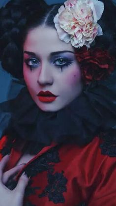 Red Lips ♥ and Raven Black Hair★ Gothic Doll Makeup, Fiesta Halloween, Circus Costumes, Flowers In Her Hair, Candy Pop