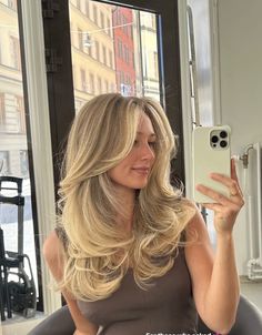 Medium Length Haircut Wavy Hair Blonde, Blonde Hair Blow Dry, Blended Fall Blonde, Bouncy Blonde Blowout, Flicky Blow Dry, Bouncy Layers Long Hair, Medium Length Blowout Styles, Blowout Hair Medium Length, Long Blonde Hairstyles With Layers