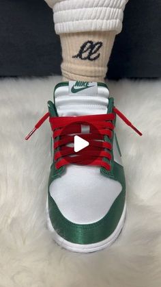 How To Tie Your Shoe Laces, Tying Nike Dunks, Ways To Lace Nike Dunks, Tie Shoes Laces Style Sneakers, How To Tie Dunks Shoe Laces, Shoe Lace Patterns No Tie, Sneaker Lacing Techniques, Shoe Lace Patterns For Nike Dunks, How To Lace High Top Sneakers