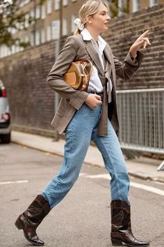 First Date Outfits, London Fashion Weeks, Walking Down The Street, Looks Country, Chique Outfits, Cowboy Outfits