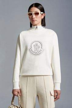 Crafted from the softest cotton jersey, this sweatshirt presents a contemporary take on femininity. The loose fit style is adorned with a crystal logo motif, in a nod to a collection inspired by the concept of light and glimmer. Crystal Logo, Sweatshirts For Women, Sweatshirt White, Logo Sweatshirt, White Crystal, Fit Style, Down Jacket, Fitness Fashion, Fendi