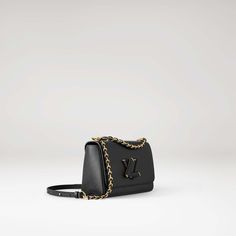 LOUIS VUITTON® - Twist Mm - Black Lv Twist, Louis Vuitton Official, Black On Black, Louis Vuitton Twist, Black Leather Handbags, Chain Bag, Gucci Mules, Color Dorado, Chain Bags