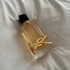 Aesthetic picture of YSL Libre Perfume on white sheets gold designer bottle neautral colored photos for instagram Perfume Floral, Ysl Beauty, Perfume Lover, Luxury Perfume, Beige Aesthetic, Perfume Collection, Smell Good