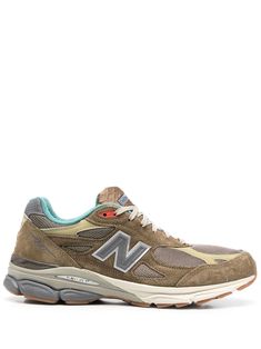 x Bodega 990v3 low-top sneakers from NEW BALANCE featuring panelled design, logo patch to the side, logo patch at the tongue, front lace-up fastening, round toe, flat rubber sole, branded insole, brown and suede. Sneakers Green, Brown Sneakers, E Logo, New Balance Sneaker, Design Logo, Low Top, Patch Logo, New Balance, Top Sneakers