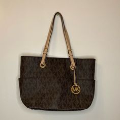 Micheal Kors Woman’s Purse Bag In Good Pre-Owned Condition, Refer To Pictures For Condition. Inside May Need Additional Minor Cleaning And There Is A Minor Spot I Have Not Tried To Remove See Last Photo. Offers Welcome Pink Crossbody Bag, Structured Bag, Michael Kors Shoulder Bag, Mk Bags, Monogram Tote, Brown Purses, Black Leather Tote, A Minor, Kate Spade Purse