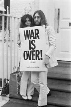 Yoko Ono et John Lennon à Londres, en décembre 1969 John Lennon Birthday, Couples Vintage, Art Garfunkel, John Lennon Yoko Ono, John Lennon And Yoko, Give Peace A Chance, Yoko Ono