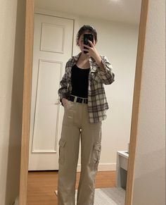 Cream Baggy Pants Outfit, Tan Cargo Pants Outfit Street Styles, Brown Baggy Pants Outfit, Winter Inspo Aesthetic, Cargo Pants Outfit Aesthetic, Beige Cargo Pants Outfit, Cargo Outfits Women, Cargo Pants Women Outfit, Baggy Pants Outfit