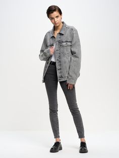 KURTKA UNISEX JEANS CHARLIE 899 jest nie tylko wygodna, ale i bardzo oryginalna! Fantastyczna katana zapinana na guziki rewelacyjnie komponuje się z każdymi spodniami. Jeansowa kurtka, dopasowana do każdej sylwetki, świetnie podkreśla wszystkie jej atuty. Szara katana została uszyta z denimu najwyższej jakości. Posiada pojemne kieszenie, w tym także zapinane na guziki. Trendy Gray Winter Jeans, Trendy Gray Jeans For Winter, Slim Fit Jeans With Button Closure For Fall, Casual Gray Denim Jeans, Casual Full-length Spring Outerwear, Classic Medium Wash Winter Jeans, Gray Denim Outerwear, Spring Washed Black Jeans With Pockets, Full Length Casual Streetwear Outerwear