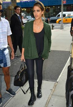 when wearing a colored cardigan, the rest of the outfit should be neutral Jessica Alba Style, Mode Casual, Outfit Inspiration Fall, Jessica Alba, Fashion Mode, Mode Inspiration, Star Fashion, Look Fashion