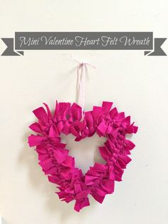 Heart Felt Wreath Felt Hearts Diy, Valentine Wreath Tutorial, Heart Wreath Craft, Creative Valentines Day Ideas, Valentine Wreath Diy, Valentine Art Projects, Valentine's Day Food, Crafts Dollar Tree, Decor Valentines Day