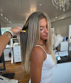 Brunette With Platinum Blonde Highlights, Brunette Heavy Blonde Highlights, Lowlights With Highlights, Brunette Hair With Blonde, Dark Blonde With Platinum Highlights, Brown Into Platinum Blonde, Light Brown Platinum Highlights, Platinum With Brown Lowlights, Icy Blonde Balayage Brunettes