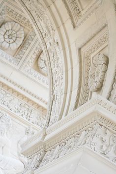 an intricately decorated ceiling in a building with white paint on the walls and ceilings