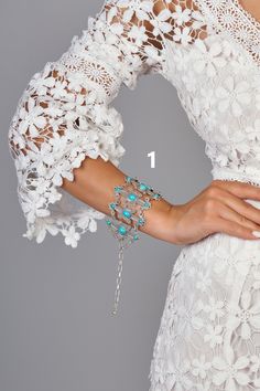 Western Türkis Choker, Blauer Armreif, Statement Halskette, Chunky Armreif, Tropfen Ohrringe, Authentischer Schmuck, Vintage inspiriert ❀ Farbe: Silber ❀ Diese Statement Armbänder passen perfekt für jedes Handgelenk, als Standardgröße. ❀ Antik Silber Zierarmbänder mit ethnischer Haptik. Diese Armbänder sind mit einem matten, antik oxidierten Finish versilbert. Hergestellt mit antiken versilberten Messing/Zamak-Fundstücken. ★ Hypoallergene ★ Blei, Nickel, Cadmiumfrei. ★ ❀ Deine Bestellung wird innerhalb von 1-2 Werktagen versendet. ► Verschenke dies als Geschenk? Keine Sorge, es kommt in wunderschöner Verpackung und bereit zum Verschenken! Wenn Sie auch eine kleine Nachricht mit angeben möchten, hinterlassen Sie bitte eine Notiz während der Kasse. ► Bei Bestellung mehrerer Artikel werde ich Bohemian Blue Choker Jewelry, Bohemian Blue Cuff Bracelet, Vintage Turquoise Hand-tooled Bracelets, Southwestern Blue Nickel-free Cuff Bracelet, Bohemian Turquoise Nickel-free Cuff Bracelet